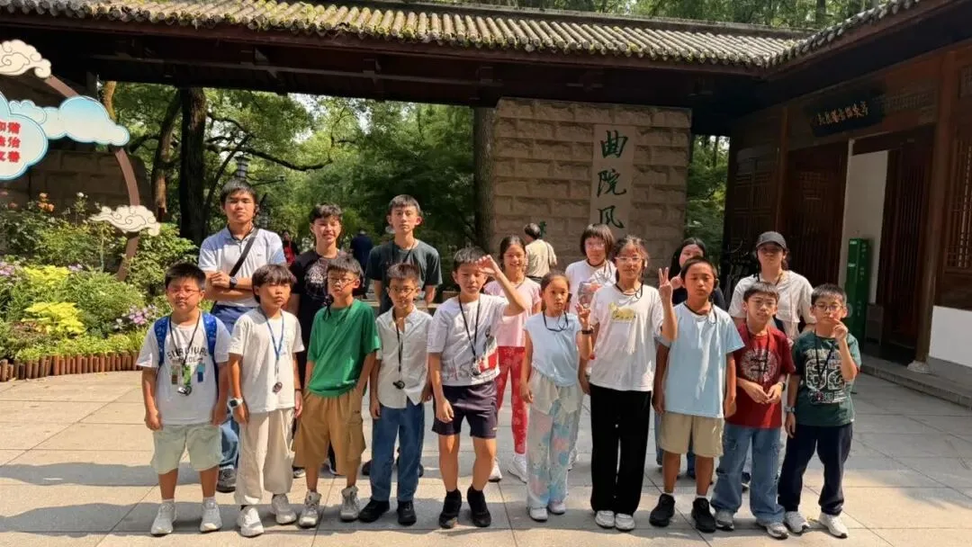 The group poses at the Quyuan Fenghe gate, one of the Ten Scenes of West Lake