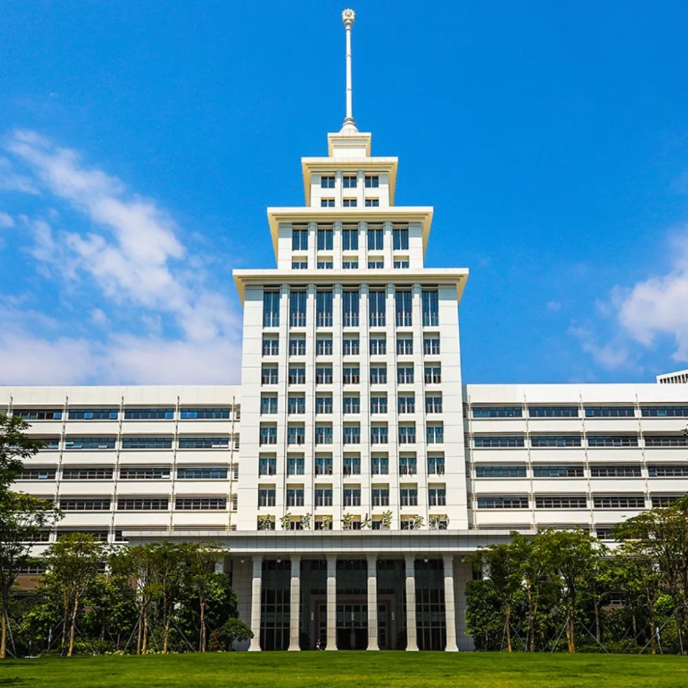 哈尔滨工业大学(深圳)主楼正面全景,前方是开阔草坪。