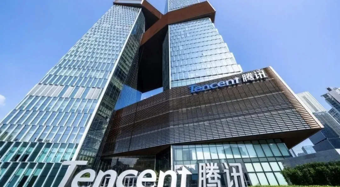 仰视腾讯总部大楼,楼前立着巨大的「Tencent 腾讯」标识。